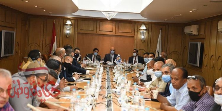 محافظ قنا ورئيس الهيئة العامة للاستثمار يلتقيان بعدد من المستثمرين