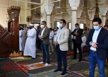 الفيــــــوم : الأنصاري يؤدي صلاة الجمعة الأولى بمسجد ناصر بعد إعادة افتتاح المساجد