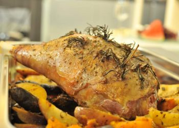 رجل ضأن مع ثوم وزيتون أخضر