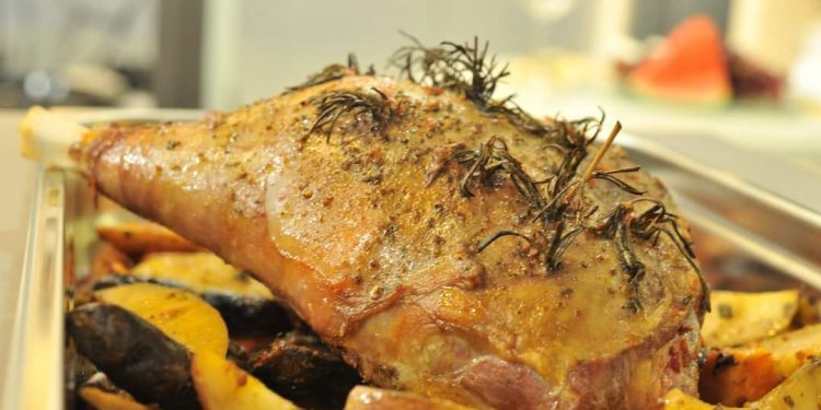 رجل ضأن مع ثوم وزيتون أخضر