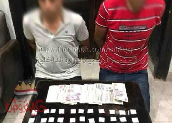 ضبط إثنين من المتهمين بأسيوط لقيامهما بالإتجار فى المواد المخدرة، وبحوزتهما كمية من مخدرى “الهيروين والحشيش”)