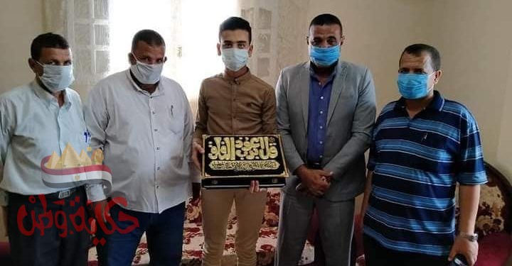 رئيس مدينة المحمودية ينقل تهنئة محافظ البحيرة لابن مدينة المحمودية الأول على الجمهورية فى الثانوية الأزهرية”