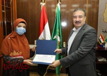 محافظ المنوفية يكرم أول الثانوية الأزهرية ويمنحها شهادة تقدير ومكافأة مالية