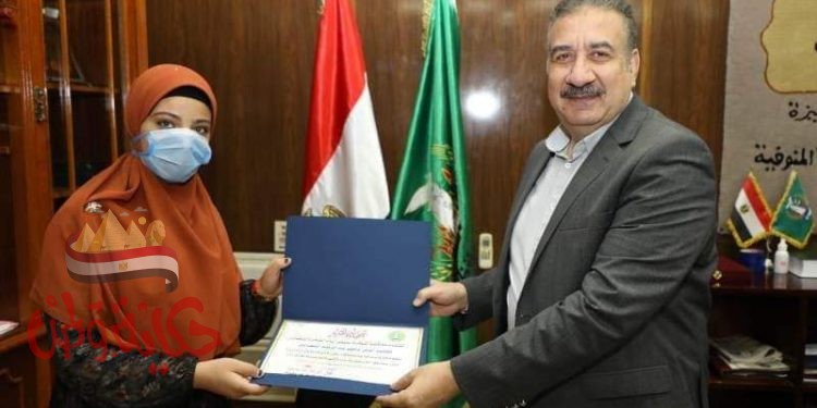 محافظ المنوفية يكرم أول الثانوية الأزهرية ويمنحها شهادة تقدير ومكافأة مالية