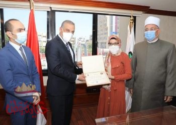 محافظ سوهاج يكرم الطالبة ” زينب ” الحاصلة على المركز الثاني على مستوى الجمهورية بالثانوية الأزهرية