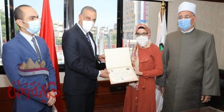 محافظ سوهاج يكرم الطالبة ” زينب ” الحاصلة على المركز الثاني على مستوى الجمهورية بالثانوية الأزهرية