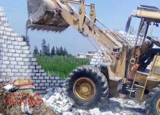 إزالة حالة تعدي على الأراضي الزراعية بمساحة ٧٥٠م٢ بالدلنجات .