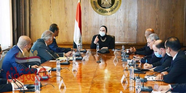 نيفين جامع ” تستعرض مع ممثلى المجالس التصديرية خطة الارتقاء بالصادرات المصرية للأسواق الخارجية