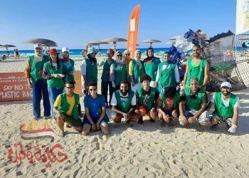 البيئة” تشارك فى حملة “بانلاستيك مصر ” لتنظيف شاطئ إحدى قرى الساحل