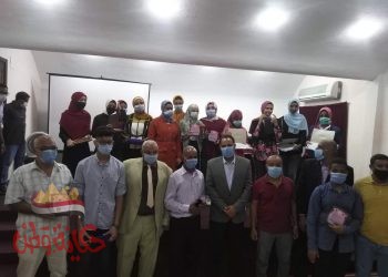 اللواء عادل نصر رئيس مدينة القصير يكرم اوائل الشهادتين الاعدادية والثانوية