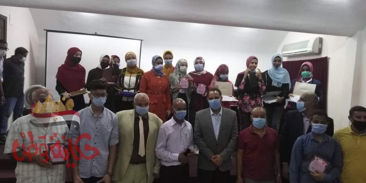 اللواء عادل نصر رئيس مدينة القصير يكرم اوائل الشهادتين الاعدادية والثانوية