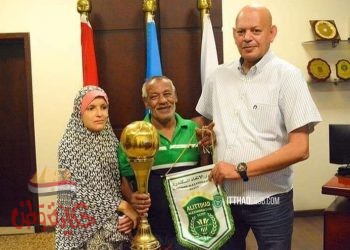 فريق كرة السلة بنادي الاتحاد يحتفى بأحد مشجعيه