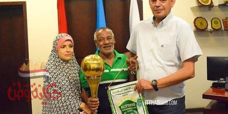 فريق كرة السلة بنادي الاتحاد يحتفى بأحد مشجعيه