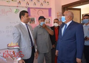 محافظ الوادي الجديد يواصل جوالاته التفقدية بلجان قري الخارجة لليوم الثاني