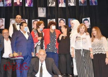 وزيرة الثقافة تهدى دروع التكريم لرواد الابداع المسرحى واسر الرواد والمبدعين