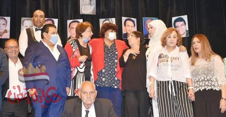 وزيرة الثقافة تهدى دروع التكريم لرواد الابداع المسرحى واسر الرواد والمبدعين