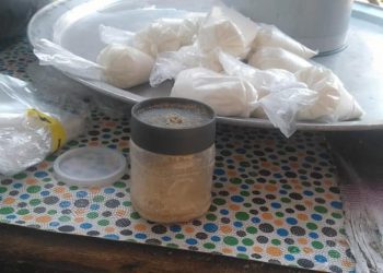 غلق ١٨ منشأة غير مرخصة وإعدام أكثر من ربع طن أغذية فاسدة بفاقوس وأولادصقر