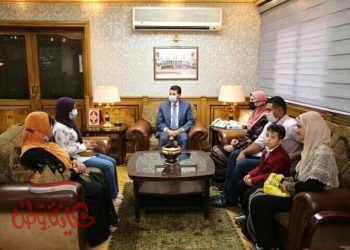 “صبحي” يكرم طالبتين متفوقتين فى الثانوية العامة في تكريم النماذج المتميزة