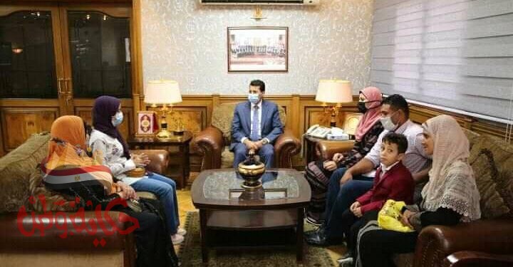 “صبحي” يكرم طالبتين متفوقتين فى الثانوية العامة في تكريم النماذج المتميزة