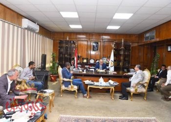 محافظ قنا يستعرض الموقف التنفيذى لتوصيل الغاز الطبيعى للمنازل