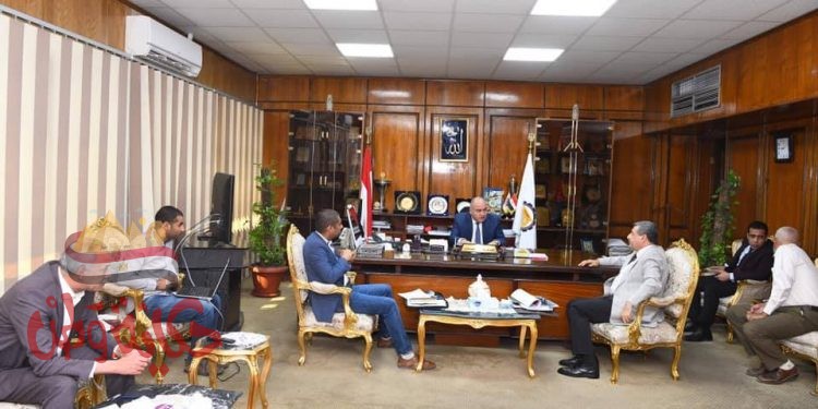 محافظ قنا يستعرض الموقف التنفيذى لتوصيل الغاز الطبيعى للمنازل