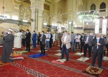 " صبحى " و"ممدوح غراب "يؤديان صلاة الجمعة بمسجد الفتح بمدينة الزقازيق