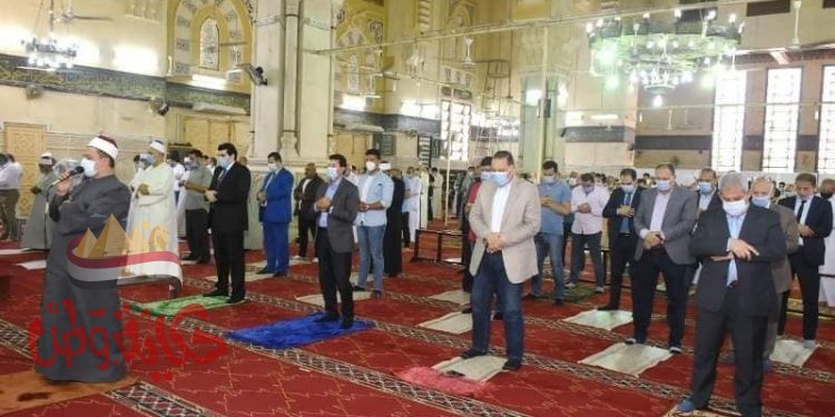 " صبحى " و"ممدوح غراب "يؤديان صلاة الجمعة بمسجد الفتح بمدينة الزقازيق