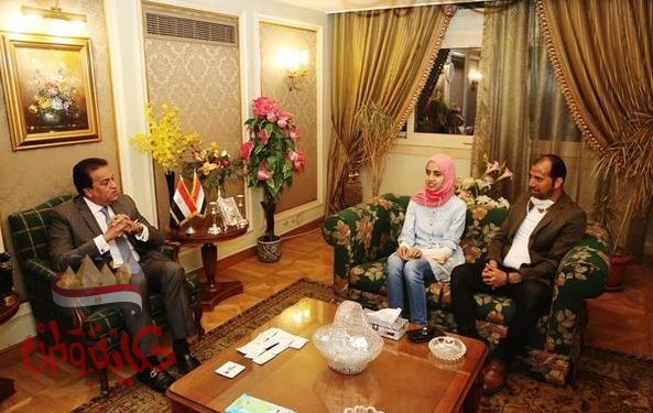 وزير التعليم العالي يكرم الطالبة الأولى على مستوى الجمهورية مكفوفين في الثانوية العامة