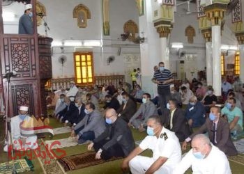 غنيم والقيادات التنفيذية يؤدون صلاة الجمعة بمسجد عمر بن عبدالعزيز ببنى سويف