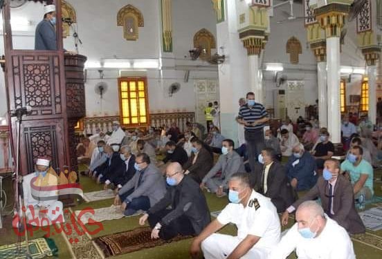 غنيم والقيادات التنفيذية يؤدون صلاة الجمعة بمسجد عمر بن عبدالعزيز ببنى سويف