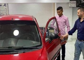 بالصور : طالب الفريسكا يتسلم سيارة موديل ٢٠٠٨ بالتقسيط علي ١٠ سنوات بدون مقدم و بدون فوائد