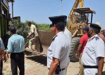 مأمور مرافق الغربية ينفذ قرار إزالة أجزاء مخالفة بكافية توسكانيني بطنطا