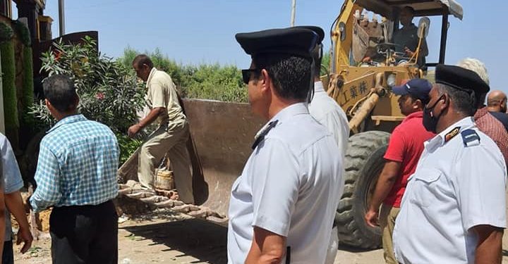 مأمور مرافق الغربية ينفذ قرار إزالة أجزاء مخالفة بكافية توسكانيني بطنطا