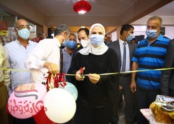 “نيفين القباج” تتفقد معرض الأسر المنتجة برأس التين