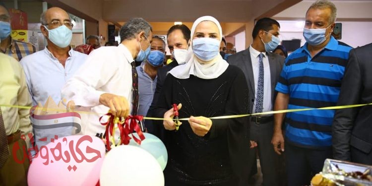 “نيفين القباج” تتفقد معرض الأسر المنتجة برأس التين