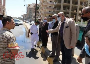 محافظ بني سويف يوقف خط سيره لملاحظته لصاحب مطعم يغسل المعدات والأواني بأحد الشوارع