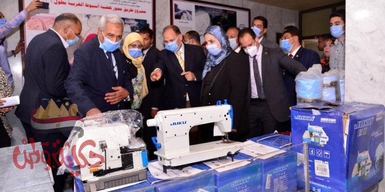 وزيرة التضامن ومحافظ أسيوط يتفقدان معرض الحرف التراثية والجمعيات الأهلية والأسر المنتجة