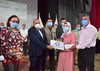 رئيس جامعة بني سويف يكرم أبناء العاملين المتفوقين في أبناء العاملين المتفوقين ويشاركهم فرحة النجاح