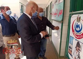 وكيل وزارة الصحة بالشرقية يتفقد سير العمل بالقافلة الطبية بقرية كراديس بديرب نجم