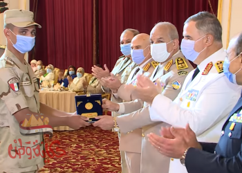 وزير الدفاع يكرم مجند واقعة القطار ويشيداً بأخلاقه وانضباطه