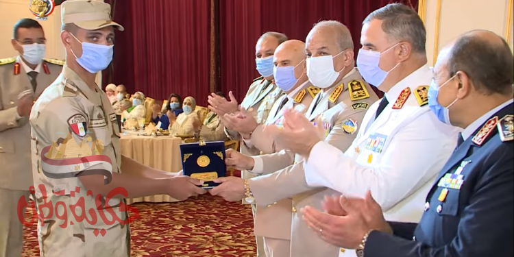 وزير الدفاع يكرم مجند واقعة القطار ويشيداً بأخلاقه وانضباطه