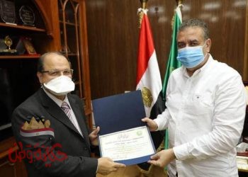  محافظ المنوفية يكرم وكيل وزارة الصحة السابق تقديرا لمجهوداته في القطاع الصحي