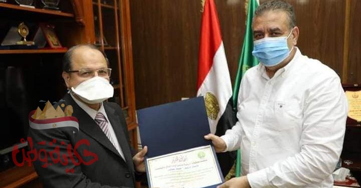  محافظ المنوفية يكرم وكيل وزارة الصحة السابق تقديرا لمجهوداته في القطاع الصحي