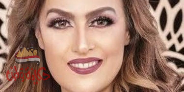 سيمون تقوم بتشجيع رسام بنشر بورتريه له