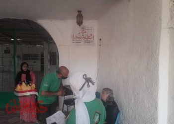 فريق اطفال وكبار بلامأوي ينقذ سيدة فلسطينية وينقلها لاحدي مراكز استضافة المراة