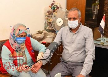 سكرتير عام قنا يتابع أعمال مبادرة 100 مليون صحة للكشف على العاملين بالديوان العام