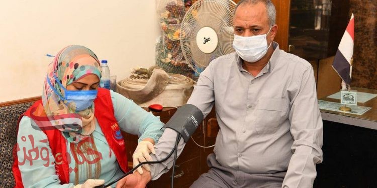 سكرتير عام قنا يتابع أعمال مبادرة 100 مليون صحة للكشف على العاملين بالديوان العام