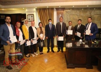 “اشرف صبحى ” يُكرم شباب الوزارة الحاصلين علي ماجيستير إدارة الأعمال من جامعة اسلسكا الفرنسية