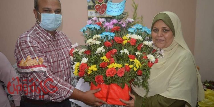 رئيس مدينة المحلة يكرم " سيدة القطار "