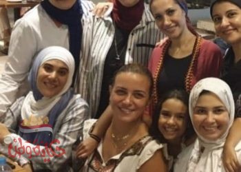 أثارت ريهام عبدالغفور جدلا على السوشيال ميديا بصورة مع صديقتها المحجبات